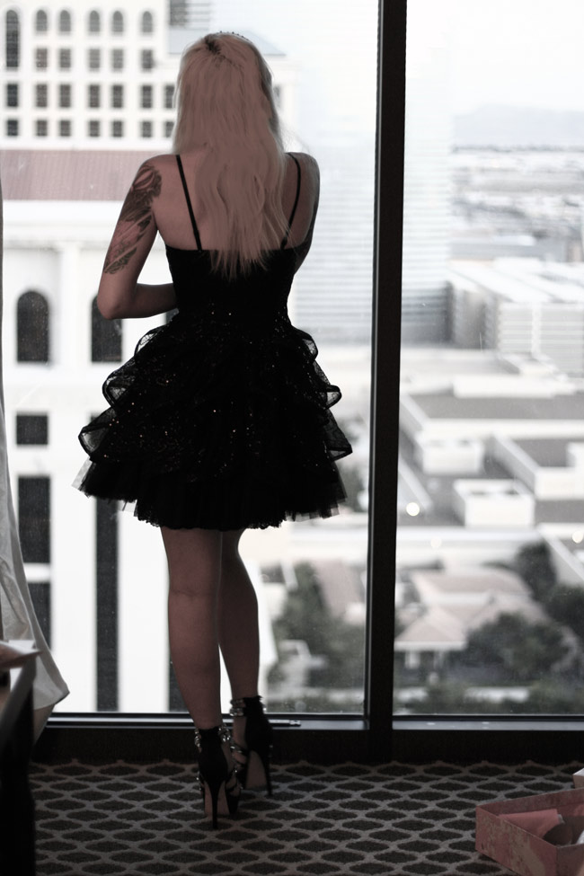Лера задрала черное платье возле открытого балкона